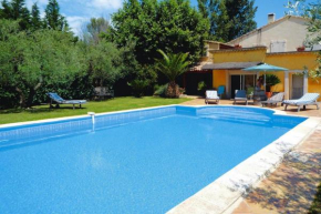 Pretty Provençal style holiday home with communal pool, Noves